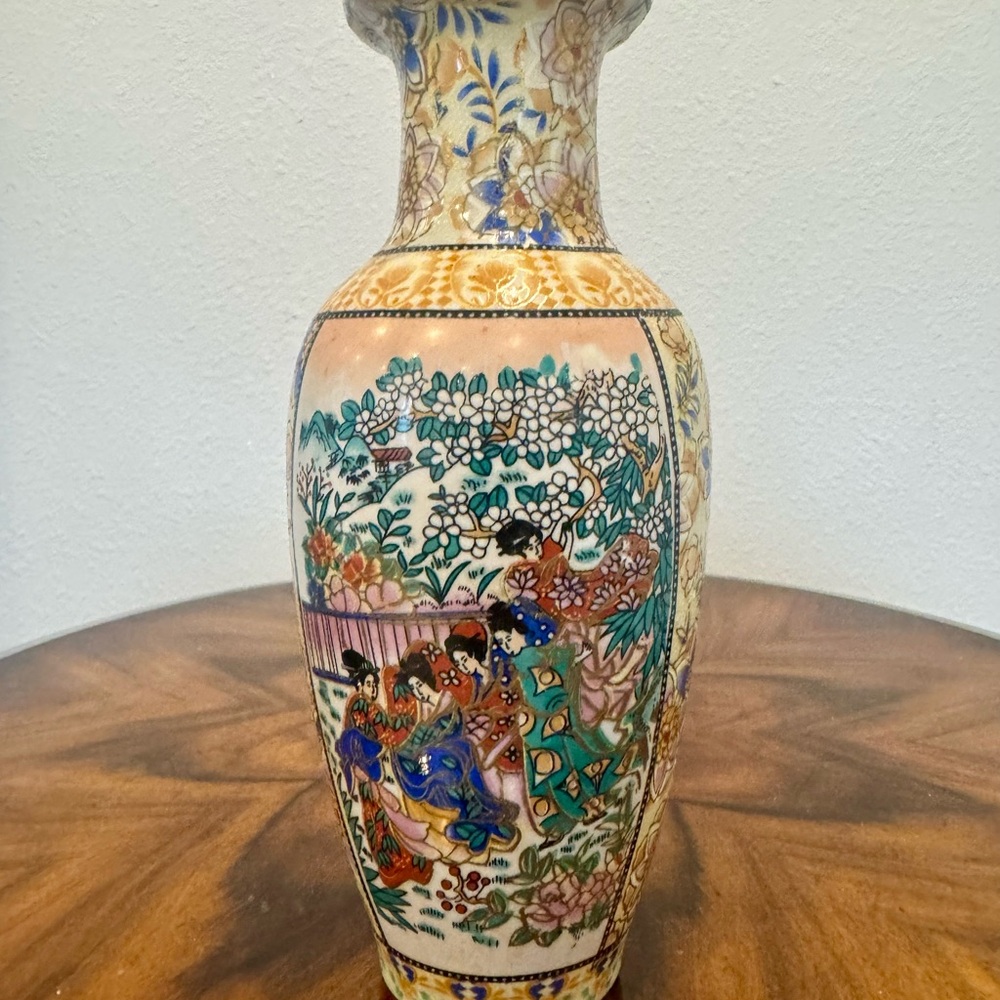 Japanese Satsuma Geisha Girl Porcelain Vase 9 1/2 Inches - Picture 4 of 10